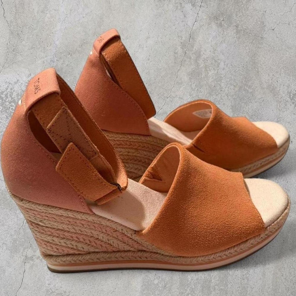 TOMS suede espadrille wedge sandals in a warm size 7.5